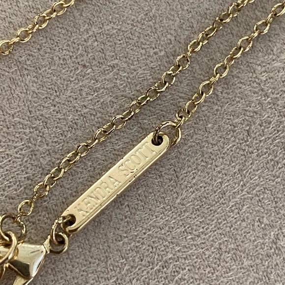 Kendra Scott Isla White Iridescent Quartz Pendant Necklace - Picture 8 of 9